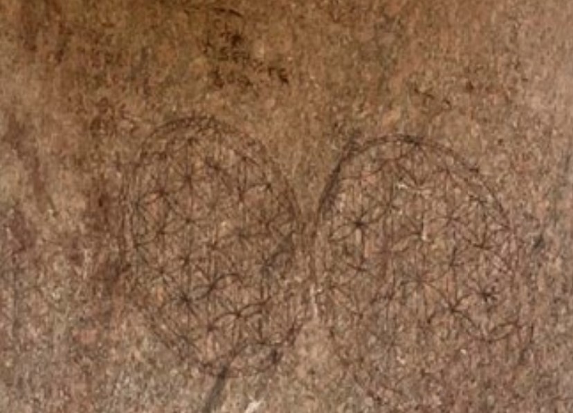 flor de la vida osirion junto a letras griegas